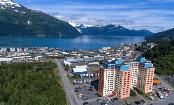 Необычные города мира — Уиттиер (Whittier), город на Аляске, где все жители друг другу соседи